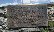 44 La targa commemorativa ai piedi della croce...